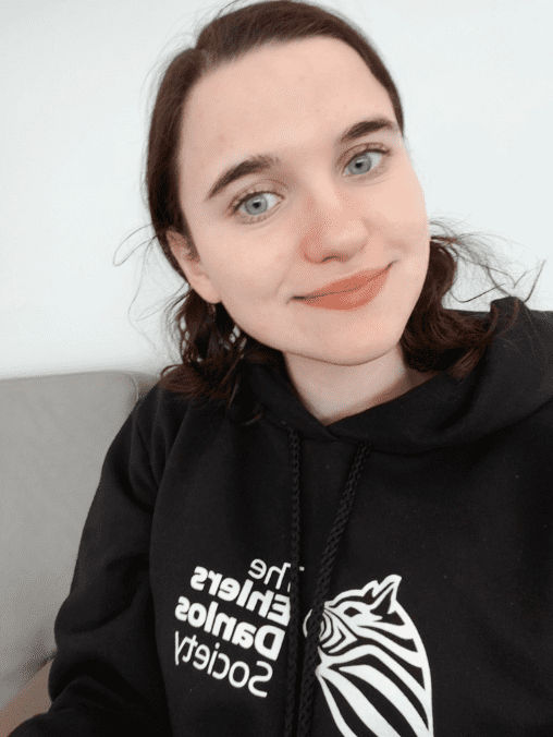 Young woman wearing a black sweartshirt